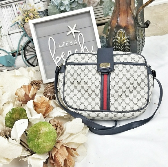 Classic Handbags - CLASSIC VINTAGE CROSSBODY BAG